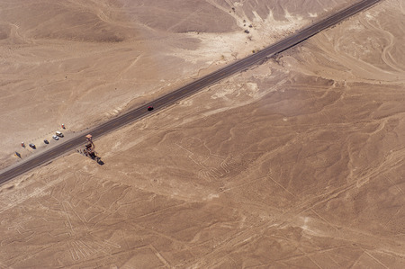 ナスカの地上絵の線の宇宙飛行士飛行機では ペルーのナスカの地上絵から見た の写真素材 画像素材 Image