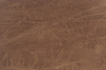 ナスカの地上絵の線の宇宙飛行士飛行機では ペルーのナスカの地上絵から見た の写真素材 画像素材 Image