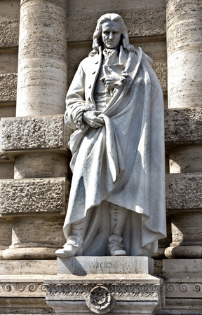 ジャンバッティスタ ヴィーコ ローマ古い正義の宮殿の前に 18 世紀の大理石の彫像の重要なイタリア人の哲学 の写真素材 画像素材 Image