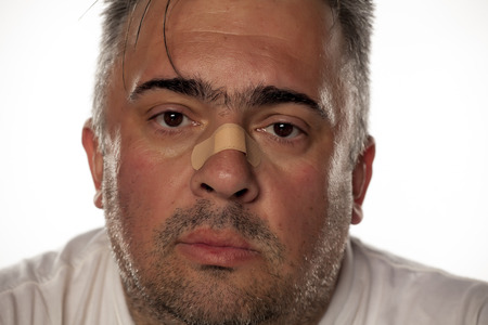 彼の鼻の上の石膏とデブ男 の写真素材 画像素材 Image