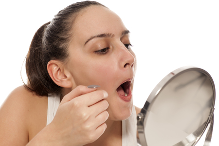 若い女性が鏡の中の彼女の鼻毛のチェック の写真素材 画像素材 Image 若い女性が鏡の中の彼女の鼻毛のチェック の写真素材 画像素材 Image