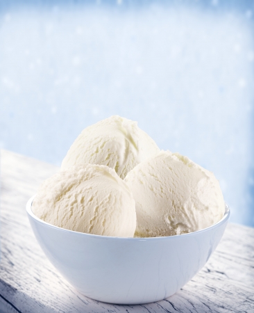 ice cream: Vanilla ice-cream muỗng trong ly trắng trên nền tuyết.