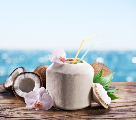 coconut: Nước dừa trong hạt.