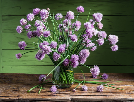 ネギ チャイブ 木製のテーブルの上の花瓶の花束 の写真素材 画像素材 Image