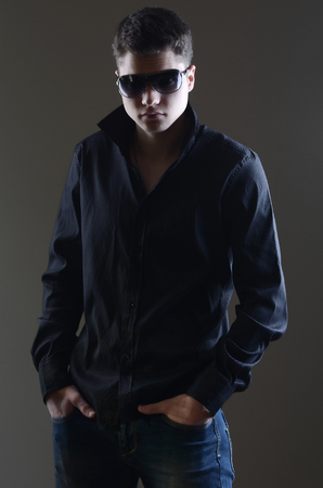 黒の T シャツで若いかわいい男のファッション ポートレート ポーズの壁を越えて の写真素材 画像素材 Image 黒の T シャツで若いかわいい男のファッション ポートレート ポーズの壁を越えて の写真素材 画像素材 Image