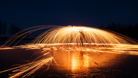 スチールウールからの明るい火花 夜の創造的な写真撮影 氷上の反射 の写真素材 画像素材 Image スチールウールからの明るい火花 夜の創造的な写真撮影 氷上の反射 の写真素材 画像素材 Image