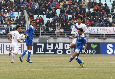 12 年 2 月 25 日 韓国 全州市 ウズベキスタンの Oybek Kilichev と李洞 東国韓国の全州ワールド カップ スタジアムで 韓国とウズベキスタン サッカーの親善試合に出場します の写真素材 画像素材 Image 12 年 2 月 25 日 韓国 全州市 ウズベキスタンの Oybek Kilichev と李洞 東国韓国の全州ワールド カップ スタジアムで 韓国とウズベキスタン サッカーの親善試合に出場します の写真素材 画像素材 Image