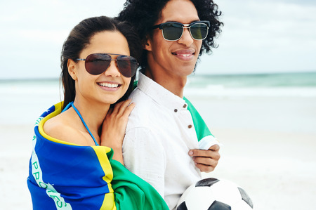 ブラジルの旗 サッカー ボールとラテン系アメリカ人カップルの肖像画 の写真素材 画像素材 Image ブラジルの旗 サッカー ボールとラテン系アメリカ人カップルの肖像画 の写真素材 画像素材 Image