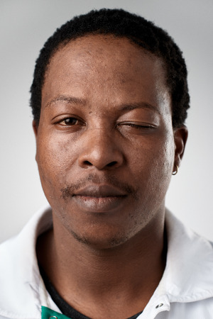 portrait des realen schwarzen afrikanischen mann ohne ausdruck id id portrait
