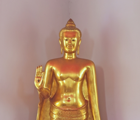 光沢のある黄金の仏像の正面を分離 の写真素材 画像素材 Image 光沢のある黄金の仏像の正面を分離 の写真素材 画像素材 Image