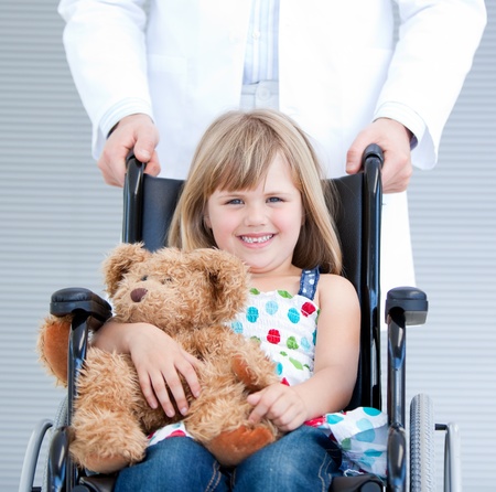 Retrato de una niña sentada en la silla de ruedas con el apoyo de ... Sillas dico