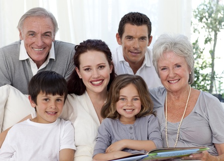 家族写真のアルバムを見る の写真素材 画像素材 Image