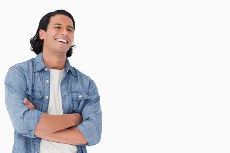 白い背景が付いている壁にもたれながら笑い男 の写真素材 画像素材 Image