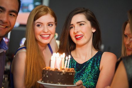 Attractive Femme Soufflant Les Bougies Sur Son Gateau D Anniversaire Avec Ses Amis Dans Un Bar Chic Banque D Images Et Photos Libres De Droits Image