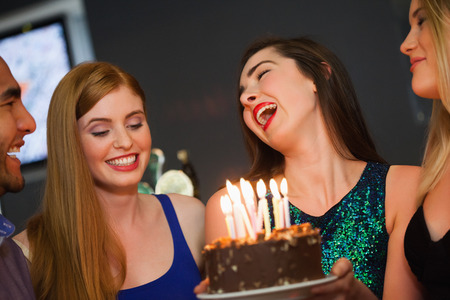 Attractive Femme Soufflant Les Bougies Sur Son Gateau D Anniversaire Avec Ses Amis Dans Un Bar Chic Banque D Images Et Photos Libres De Droits Image