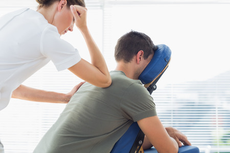 Massage: Женский терапевт дает массаж спины человека в больнице