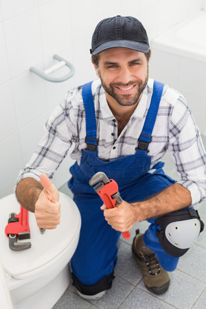 Plumber Lächelnd In Die Kamera Im Badezimmer Lizenzfreie Fotos ... Plumber Lächelnd In Die Kamera Im Badezimmer Lizenzfreie Fotos ...