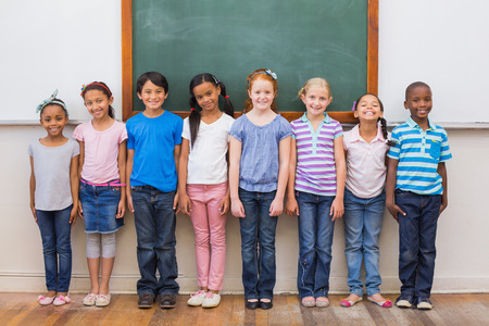 小学校の教室でカメラで笑顔のかわいい生徒 の写真素材 画像素材 Image