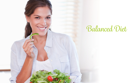 Le mot régime équilibré contre une femme souriante, manger une salade