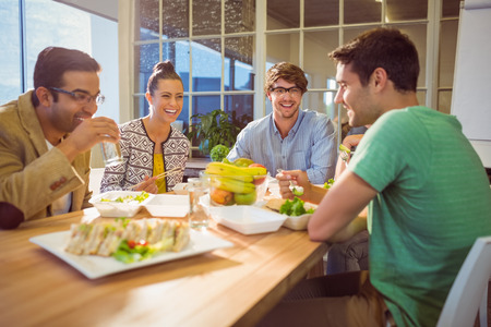 Junge Geschäftsleute, die zusammen zu Mittag essen