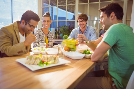 Junge Geschäftsleute, die zusammen zu Mittag essen