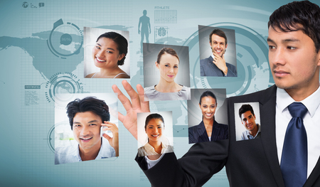 灰色の背景に対してプロフィール写真に触れる実業家のデジタル合成 の写真素材 画像素材 Image 灰色の背景に対してプロフィール写真に触れる実業家のデジタル合成 の写真素材 画像素材 Image