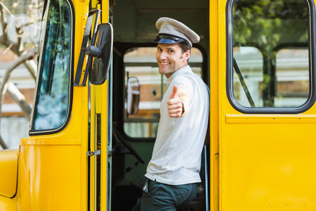 59228713-portrait-busfahrer-daumen-nach-oben-zeigt-w%C3%A4hrend-in-bus-eingabe.jpg