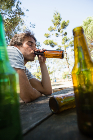 公園で瓶からビールを飲み意識不明の男 の写真素材 画像素材 Image 79236866