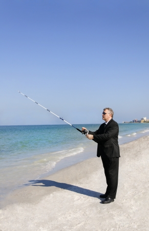 海で釣りをビジネス スーツの男 の写真素材 画像素材 Image 15384172