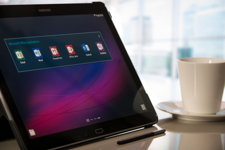 logo samsung: Krynica, Ba Lan - 19 tháng mười hai năm 2016 - ứng dụng Microsoft Office trên Samsung Galaxy Lưu ý Pro 12.2. Microsoft Office là một bộ phần mềm văn phòng của các ứng dụng, máy chủ và các dịch vụ phát triển bởi Tập đoàn Microsoft. biên tập