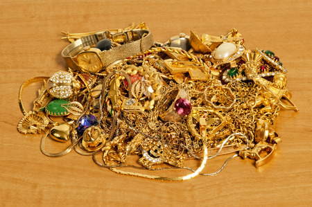 Hand Halt Gold Schone Gold Bereit Pile Von Schmuck In Der Hand Zu Verkaufen Auf Weiss Studio Shot Lizenzfreie Fotos Bilder Und Stock Fotografie Image 17223581