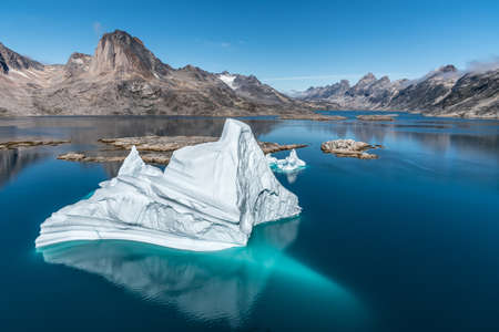 L'été dans l'arctique, juste au sud de tasiilaq, cet incroyable iceberg flottait entre les belles montagnes.