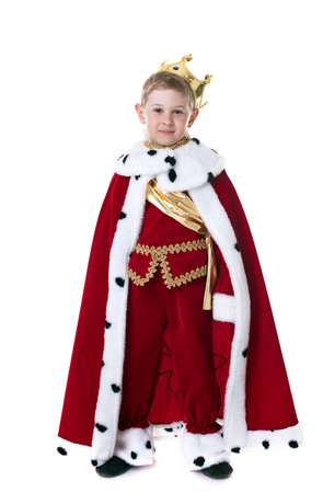 白い背景に分離された独善的な小さな王のイメージ の写真素材 画像素材 Image