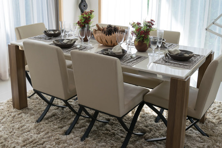 Mesa de comedor y sillas cómodas en casa moderna con elegante mesa ... Sillas de comedor modernas y elegantes