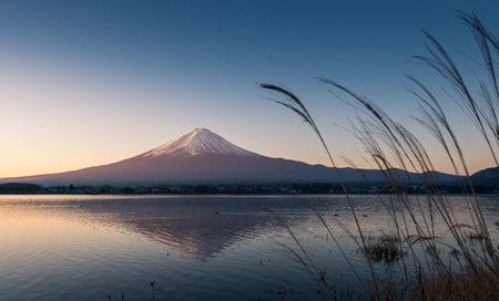 静かな湖の反射と夜明け富士山を越える日本という言葉 の写真素材 画像素材 Image 静かな湖の反射と夜明け富士山を越える日本という言葉 の写真素材 画像素材 Image