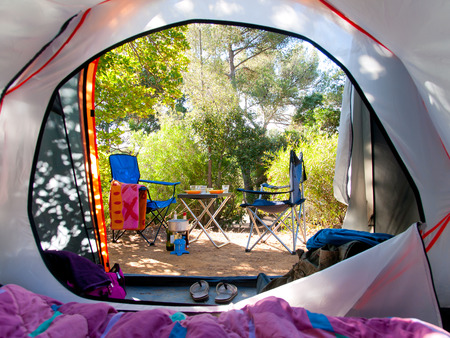 Tenda da campeggio turistica nei boschi, la bici del viaggiatore è sullo sfondo. Tenda da campeggio turistica nei boschi, la bici del viaggiatore è sullo sfondo.