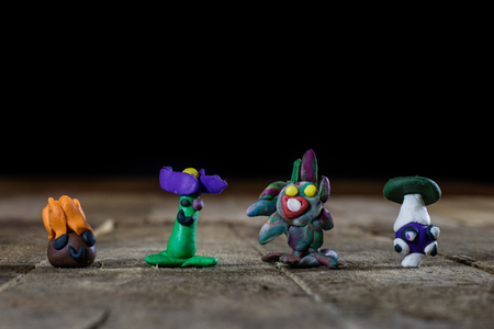 子供のためのおとぎ話の塑像用粘土男 黒の背景 の写真素材 画像素材 Image