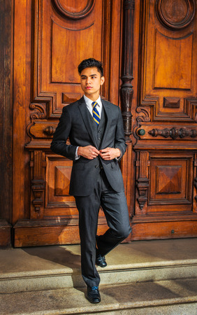 ニューヨークで働くインドネシアの実業家 ベスト柄のネクタイ 黒のスーツを着て 革の靴 ヴィンテージでは手すりの上に座って学生スタイル オフィス構築 考えてです の写真素材 画像素材 Image ニューヨークで働くインドネシアの実業家 ベスト柄のネクタイ 黒のスーツを着て 革の靴 ヴィンテージでは手すりの上に座って学生スタイル オフィス構築 考えてです の写真素材 画像素材 Image
