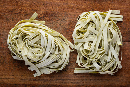 グリーン タリアテッレ タリオリーニ フェットチーネ パスタ 食べ方や地中海料理食べ物 の写真素材 画像素材 Image グリーン タリアテッレ タリオリーニ フェットチーネ パスタ 食べ方や地中海料理食べ物 の写真素材 画像素材 Image