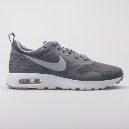 nike air tavas grey