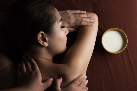 Massage: Азиатская женщина, имеющие массаж и миска молока, спа салон красоты лечения