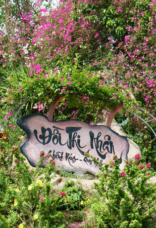 ハン Mac Tu 有名ベトナム詩人 短い人生のアーティスト Genh ラング観光エリア クイニョン ビン ビン ベトナム 木製の背景に書道の詩で彼の墓石の丘 美しさの自然 の写真素材 画像素材 Image