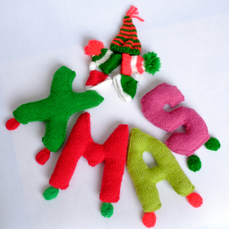 驚くべき手の冬の休日のため製品を作ったのでクリスマスの背景 クリスマス アルファベットの手紙 贈り物 帽子としてのノエルのニット 驚くほど飾りの手作りニット赤と緑の糸から の写真素材 画像素材 Image 驚くべき手の冬の休日のため製品を作ったのでクリスマスの背景 クリスマス アルファベットの手紙 贈り物 帽子としてのノエルのニット 驚くほど飾りの手作りニット赤と緑の糸から の写真素材 画像素材 Image
