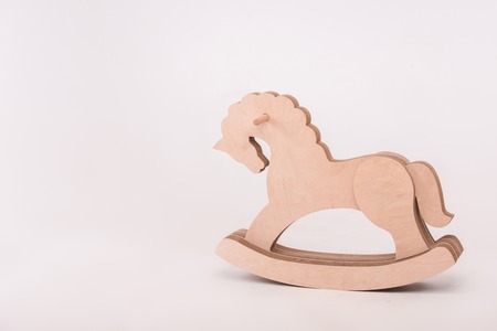 Kleine Houten Speelgoed Paard Staande In De Buurt Van De Kleine Houten Speelgoed Paard Staande In De Buurt Van De