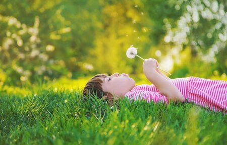 Dziecko dziewczynka z dandelions w parku. selektywne skupienie. Zdjęcie Seryjne