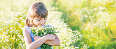 Dziecko dziewczynka w polu rumianku. selektywne skupienie. Natura. Zdjęcie Seryjne