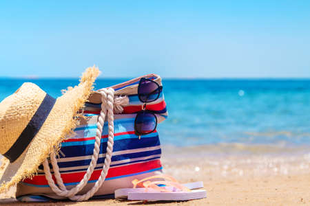 Torba i rzeczy do relaksu na plaży morskiej. selektywne skupienie. Natura.
