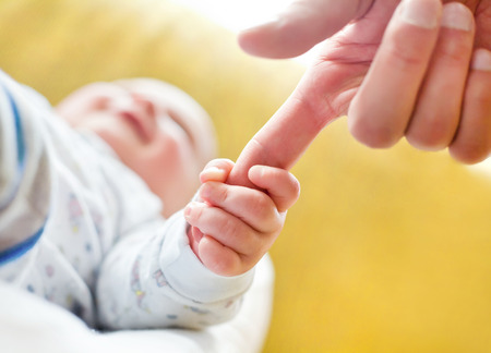 perkembangan bayi dua bulan, perkembangan bayi 2 bulan, tumbesaran, milestone kanak-kanak, tumbesaran kanak-kanak, perkembangan anak, milestone 2 bulan, aktiviti untuk bayi 2 bulan