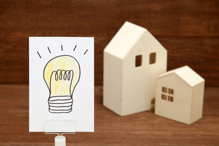 手書き電球イラストや木の上の家 エコ技術やエネルギーの概念 の写真素材 画像素材 Image