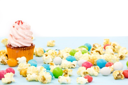 ケーキ キャンディー マシュマロ Cakepops フルーツ 子供の誕生日パーティーのデザート テーブルの他のお菓子 の写真素材 画像素材 Image